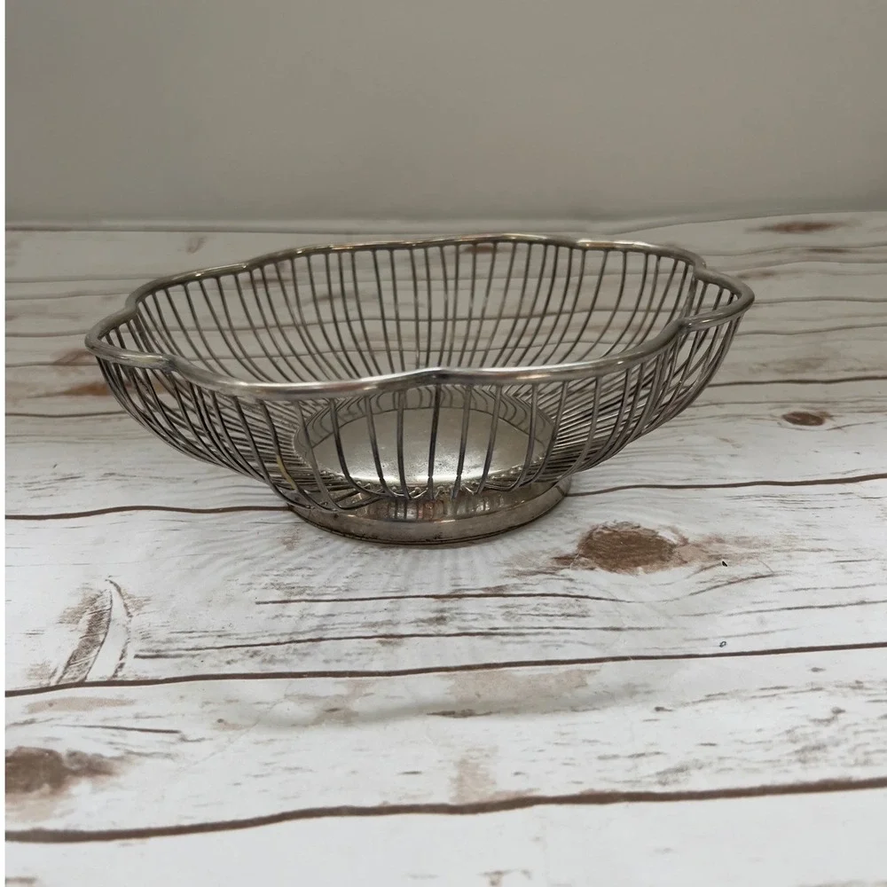 VTG Wire Fruit Basket Silver Scalloped Flower Petal Rim 10.5in